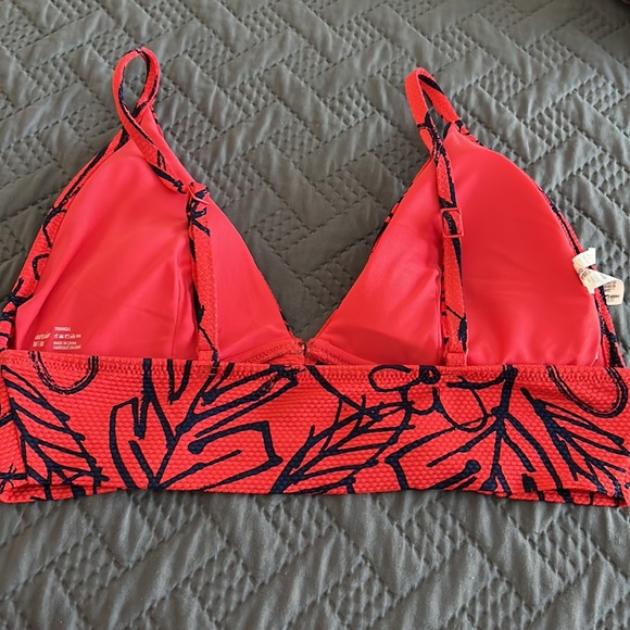 Red bikini set size small with built in padding - Picture 3 of 3